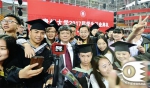 毕业生围绕着郑强拍照。 - News.Sina.com.Cn