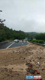 攀西高速今晨发生边坡垮塌 总发站至金江站双向封闭 - Sichuan.Scol.Com.Cn