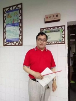 这位教师的吻别照火了 拒绝高薪退休后要去农村 - News.Sina.com.Cn