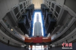 图为6月26日，长征五号遥二运载火箭转运致位于海南文昌的发射场内。张文军 摄 - Sc.Chinanews.Com.Cn