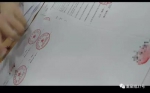 ▲工作人员指导兼职人员签署贷款合同。      视频截图  - News.Sina.com.Cn