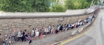 市民前晚起到3个军营外排队轮候参观辽宁号的门票。（图片来源：明报） - News.Sina.com.Cn
