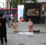 地铁口两名裸女举牌下跪 背后原因令人唏嘘 - News.Sina.com.Cn