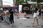地铁口两名裸女举牌下跪 背后原因令人唏嘘 - News.Sina.com.Cn