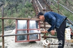 四川凉山“悬崖村”：钢梯架起幸福路 - 扶贫与移民