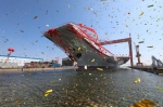 ↑我国第二艘航空母舰下水仪式在中国船舶重工集团公司大连造船厂举行，这是航空母舰下水仪式现场（2017年4月26日摄）。新华社记者李刚摄 - News.Sina.com.Cn