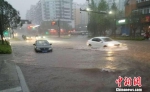 城区部分路段积水严重。自贡交警 供图 - 广播电视台