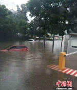 停车场积水、车辆被淹。看度自贡 供图 - 广播电视台