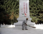 ▲一位巴基斯坦老人自公路建成起就开始在这里守护陵墓，陪伴这些英灵度过了39年。 - News.Sina.com.Cn