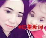 ▲莫焕晶（上图左）此前常在朋友圈晒图，秀自己和其他雇主家人的照片 - News.Sina.com.Cn
