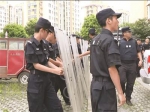 民警对野猪形成合围之势。 - News.Sina.com.Cn