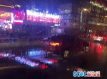 成都暴雨如注 低洼处积水 过往车辆掀起两米高水浪 - Sichuan.Scol.Com.Cn