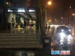 成都暴雨如注 过往车辆掀起两米高水浪 - 四川日报网