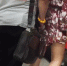 ▲7月16日，一号线东单站，一名中年秃顶、戴着黄色手链的男子尾随一名女孩，欲行不轨。      新京报记者 大路 摄 - News.Sina.com.Cn