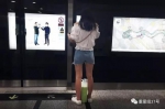 ▲单独出行的女乘客，是“地铁色狼”主要侵害对象。      新京报记者 大路 摄 - News.Sina.com.Cn