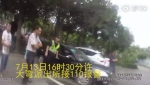 女童被锁车内昏迷 警察砸窗救人被粗心妈妈抱怨 - News.Sina.com.Cn