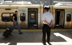 在美国波士顿市的一个火车站，乘客准备登上Acela列车。（新华社） - News.Sina.com.Cn