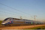 一辆由法国通往瑞士的TGV高速列车。（新华社） - News.Sina.com.Cn