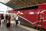 在巴黎火车北站，乘客从大力士（Thalys）国际高速列车下车。Thalys是法国TGV的改进型列车。（郑斌/摄） - News.Sina.com.Cn