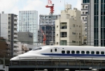 2013年9月，一辆新干线列车行驶在日本东京的楼群之间。（新华社） - News.Sina.com.Cn