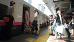 在日本首都东京，乘客登上新干线列车。 （新华社） - News.Sina.com.Cn