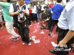 地上满是面粉。 - News.Sina.com.Cn