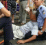 自贡交警双膝跪地救助车祸受伤老人 - 广播电视台