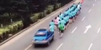 视频截图：出租车冲进了暴走团队。 - News.Sina.com.Cn