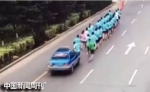 视频截图：出租车冲进了暴走团队。 - News.Sina.com.Cn
