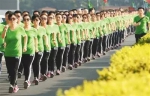 6月25日，河北沧州健步走爱好者在徒步行走。图|新华社 - News.Sina.com.Cn