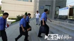 检察人员进入法庭。图/尹志艳 - News.Sina.com.Cn