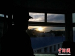 1号哨位上，战士迎来了祖国的第一缕阳光。中新网记者 陈海峰 摄 - Sc.Chinanews.Com.Cn