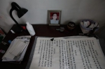 ▲2017年7月17日，赵菁家中的写字台上，摆放着母亲的遗照和书法习作。这一年来，她经常通过练习书法的方式平复自己的情绪，同时消磨在家修养的时间。 - News.Sina.com.Cn