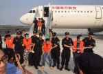 中国警方去年分别从柬埔寨和老挝将涉及跨境骗案的大陆及台湾疑犯返大陆受审。（资料图片） - News.Sina.com.Cn