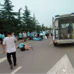 （图：山东临沂出租车撞上了暴走团，由此引发舆论争议。） - News.Sina.com.Cn