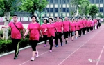 　（图：经交警协调，青岛一暴走团正式进入学校操场锻炼。） - News.Sina.com.Cn