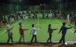（图：在海南万宁，老年人在篮球场上跳广场舞。） - News.Sina.com.Cn