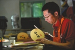 成都老人做乒乓球拍六十多年 终于找到如意弟子 - Sichuan.Scol.Com.Cn