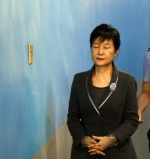 27日，朴槿惠出庭受审。她闭目不语，神情凝重 - News.Sina.com.Cn