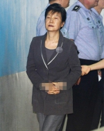 27日，朴槿惠出庭受审。她步伐沉重走向法院 - News.Sina.com.Cn