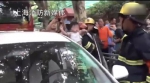 婴儿被救出。上海消防官方微博视频截图 - News.Sina.com.Cn
