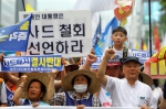 资料图片：韩国民众在美驻韩使馆附近示威抗议部署“萨德”。新华社记者 姚琪琳 摄 - News.Sina.com.Cn