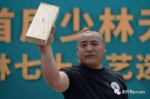 张龙祥用手背把钉子打进木板。 - News.Sina.com.Cn