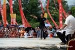 参赛选手在掌上飞刀项目比赛中。 - News.Sina.com.Cn