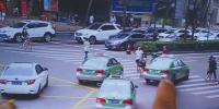 成都30辆出租车与行人抢道 公司负责人被约谈 - Sichuan.Scol.Com.Cn