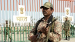 ▲资料图片：印度边防士兵在印巴瓦格赫边境地区执勤。（CNN） - News.Sina.com.Cn