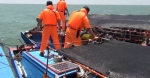 图为台海巡队人员上船抓人。（图片来源：台媒） - News.Sina.com.Cn