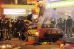 “旺角暴乱”，有暴徒用砖头砸毁停泊在路边的士及大肆破坏。（图片来源：文汇网） - News.Sina.com.Cn