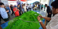 8月9日，在马来西亚关丹，人们观看马来西亚东海岸铁路项目模型。（新华社） - News.Sina.com.Cn