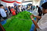 8月9日，在马来西亚关丹，人们观看马来西亚东海岸铁路项目模型。（新华社） - News.Sina.com.Cn